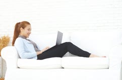 Женщина работая в ее комнате стоковые изображения rf Женщина работая в ее комнате стоковые изображения rf