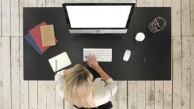 Женщина работая на компьютере и говоря на телефоне Белый дисплей стоковые изображения Женщина работая на компьютере и говоря на телефоне Белый дисплей стоковые изображения