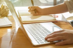 Женщина работая с новым startup проектом в современном офисе на древесине стоковое фото Женщина работая с новым startup проектом в современном офисе на древесине стоковое фото