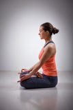 Женщина размышляет в представлении лотоса Padmasana asana йоги стоковые изображения Женщина размышляет в представлении лотоса Padmasana asana йоги стоковые изображения