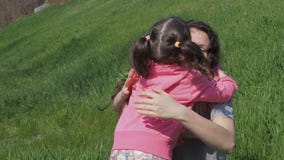 Женщина с детьми в природе Мама и дочери на зеленой лужайке Дети в пинке Семья в парке видеоматериал Женщина с детьми в природе Мама и дочери на зеленой лужайке Дети в пинке Семья в парке видеоматериал