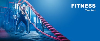 Женщина с сражением веревочки сражения ropes тренировка в спортзале фитнеса стоковые фото Женщина с сражением веревочки сражения ropes тренировка в спортзале фитнеса стоковые фото