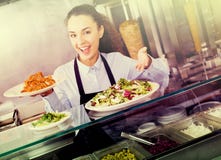Женщина с традиционным kebab стоковые изображения rf Женщина с традиционным kebab стоковые изображения rf