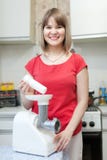 Женщина с электрической тяпкой мяса стоковое изображение Женщина с электрической тяпкой мяса стоковое изображение