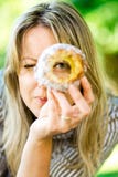 Женщина смотрит через отверстие в торте Trdelnik стоковое фото Женщина смотрит через отверстие в торте Trdelnik стоковое фото