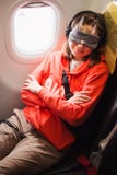 Женщина спать в самолете пока путешествующ стоковое изображение rf Женщина спать в самолете пока путешествующ стоковое изображение rf