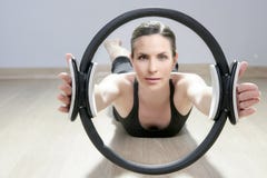 женщина спорта кольца pilates гимнастики aerobics волшебная стоковое изображение женщина спорта кольца pilates гимнастики aerobics волшебная стоковое изображение