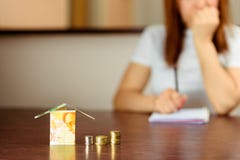 Женщина среднего возраста с модельным домом от шекеля валют Израиля нового израильского стоковая фотография rf Женщина среднего возраста с модельным домом от шекеля валют Израиля нового израильского стоковая фотография rf