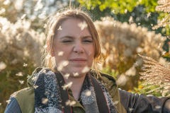 Женщина стоит в цветне и имеет ее глаза быть закрытым стоковая фотография Женщина стоит в цветне и имеет ее глаза быть закрытым стоковая фотография