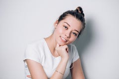 Женщина счастливых детенышей подходящая используя сотовый телефон пока слушающ к музыке на smartphone стоковое изображение Женщина счастливых детенышей подходящая используя сотовый телефон пока слушающ к музыке на smartphone стоковое изображение