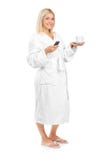женщина телефона удерживания кофейной чашки bathrobe стоковые изображения женщина телефона удерживания кофейной чашки bathrobe стоковые изображения