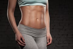 Женщина фитнеса женская с мышечным телом, делает ее разминку, abs, abdominals Стоковое Изображение Женщина фитнеса женская с мышечным телом, делает ее разминку, abs, abdominals Стоковое Изображение