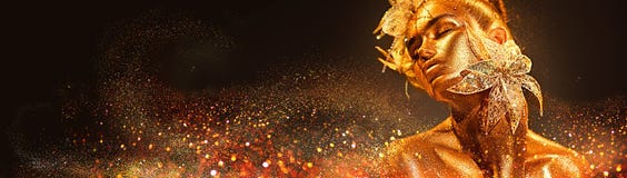 Женщина фотомодели в красочных ярких золотых sparkles представляя с цветком фантазии стоковая фотография Женщина фотомодели в красочных ярких золотых sparkles представляя с цветком фантазии стоковая фотография