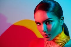 Женщина фотомодели в красочных ярких светах с ультрамодной женщиной состава и manicureFashion модельной в красочный яркий предста Стоковое фото RF Женщина фотомодели в красочных ярких светах с ультрамодной женщиной состава и manicureFashion модельной в красочный яркий предста Стоковое фото RF