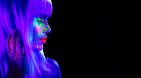 Женщина фотомодели в неоновом свете Красивая модельная девушка с красочным ярким дневным макияжем изолированная на черноте стоковое изображение Женщина фотомодели в неоновом свете Красивая модельная девушка с красочным ярким дневным макияжем изолированная на черноте стоковое изображение