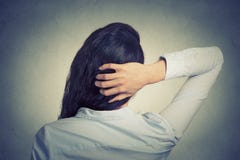 Женщина царапая голову, задний взгляд, думать, принимая решениее стоковое изображение Женщина царапая голову, задний взгляд, думать, принимая решениее стоковое изображение