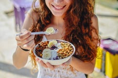 Женщина шара Acai есть завтрак утра на кафе Крупный план здорового питания smoothie плодоовощ для потери веса с ягодами и овсяной стоковые изображения rf Женщина шара Acai есть завтрак утра на кафе Крупный план здорового питания smoothie плодоовощ для потери веса с ягодами и овсяной стоковые изображения rf