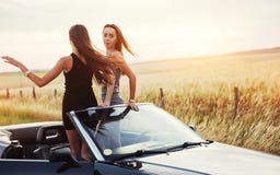 2 женщины в черном автомобиле на дорогах обочины стоковая фотография rf 2 женщины в черном автомобиле на дорогах обочины стоковая фотография rf