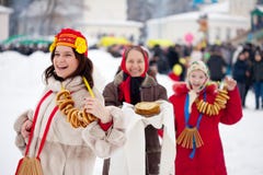 Женщины во время празднества Maslenitsa в России стоковое изображение Женщины во время празднества Maslenitsa в России стоковое изображение