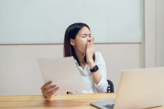 Женщины имеют боль в спине из-за компьютера и работать в течение длительного времени стоковые фотографии rf Женщины имеют боль в спине из-за компьютера и работать в течение длительного времени стоковые фотографии rf