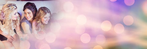 Женщины имея партию торжества потехи с сверкная переходом bokeh светов стоковое изображение rf Женщины имея партию торжества потехи с сверкная переходом bokeh светов стоковое изображение rf