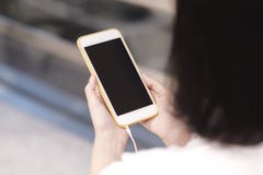 Женщины используя смартфон, космос экземпляра на смартфоне стоковые фотографии rf Женщины используя смартфон, космос экземпляра на смартфоне стоковые фотографии rf