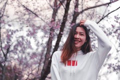 Женщины под розовым деревом в зиме стоковая фотография rf Женщины под розовым деревом в зиме стоковая фотография rf