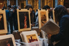 Женщины просматривают рынок книги плакатов из вторых рук в дворе обмена старого запаса фондовой биржи Vieille в Лилле, Франции стоковые фотографии rf Женщины просматривают рынок книги плакатов из вторых рук в дворе обмена старого запаса фондовой биржи Vieille в Лилле, Франции стоковые фотографии rf