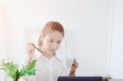 Женщины работают и имеют стресс стоковые фото Женщины работают и имеют стресс стоковые фото