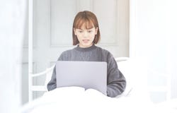 Женщины работают на тюфяке стоковые фотографии rf Женщины работают на тюфяке стоковые фотографии rf
