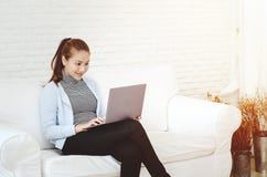 Женщины работающ и счастливы стоковое изображение Женщины работающ и счастливы стоковое изображение