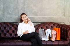Женщины работающ и счастливы Красивая азиатская женщина усмехается Азиатские женщины работают с серыми ноутбуками на софе в комна стоковая фотография rf Женщины работающ и счастливы Красивая азиатская женщина усмехается Азиатские женщины работают с серыми ноутбуками на софе в комна стоковая фотография rf
