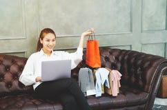 Женщины работающ и счастливы стоковое изображение Женщины работающ и счастливы стоковое изображение
