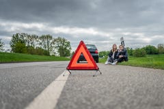 2 женщины с нервным расстройством автомобиля сидя на обочине и ждать помощи стоковое фото 2 женщины с нервным расстройством автомобиля сидя на обочине и ждать помощи стоковое фото