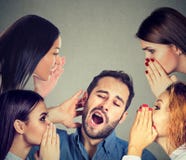 Женщины шепча сплетне секрета самой последней к пробуренному сонному человеку стоковые фото Женщины шепча сплетне секрета самой последней к пробуренному сонному человеку стоковые фото