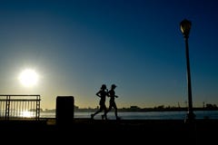 2 женщины для Jog раннего утра стоковое фото rf 2 женщины для Jog раннего утра стоковое фото rf