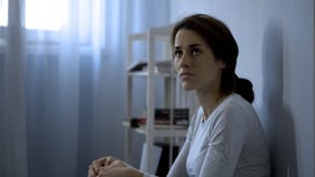 Жертва взломщиков сидя на поле в угле, ужаснутая с ситуацией, страх стоковое изображение rf Жертва взломщиков сидя на поле в угле, ужаснутая с ситуацией, страх стоковое изображение rf