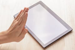 Жест неоказания стрелки могут уничтожить наслаждаются если ПК потребности слоя отдельно tablet они вы стоковые фото Жест неоказания стрелки могут уничтожить наслаждаются если ПК потребности слоя отдельно tablet они вы стоковые фото