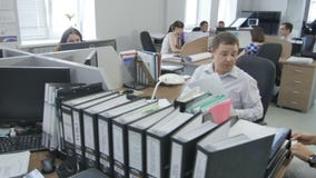 Жестикулируйте вдоль современного занятого офиса с профессиональными работниками Жестикулируйте вдоль современного занятого офиса с профессиональными работниками