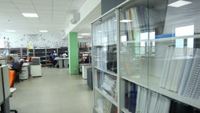 Жестикулируйте вдоль стеклянного случая с документами в створках Жестикулируйте вдоль стеклянного случая с документами в створках