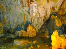 Живописные характеристики karst загоренные в пещере, grotte Postojna стоковая фотография rf Живописные характеристики karst загоренные в пещере, grotte Postojna стоковая фотография rf