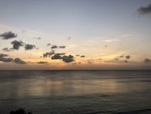 Живописный оранжевый заход солнца в Uluwatu, Бали стоковое изображение rf Живописный оранжевый заход солнца в Uluwatu, Бали стоковое изображение rf