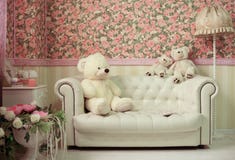 Живущая комната с белыми лампой и fowers плюшевого медвежонка софы стоковые фотографии rf Живущая комната с белыми лампой и fowers плюшевого медвежонка софы стоковые фотографии rf