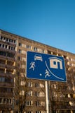 Живя дорожный знак участка европейский в Риге, Латвии с типичным советским блоком жилищного строительства квартир на заднем плане стоковое изображение Живя дорожный знак участка европейский в Риге, Латвии с типичным советским блоком жилищного строительства квартир на заднем плане стоковое изображение