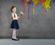 Жизнерадостная усмехаясь молодая маленькая девочка ребенок рисует на пестрых красках стены предпосылки делать творческие ремонты стоковое изображение Жизнерадостная усмехаясь молодая маленькая девочка ребенок рисует на пестрых красках стены предпосылки делать творческие ремонты стоковое изображение