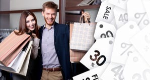 Жизнерадостные пары показывают их приобретения после продажи стоковая фотография Жизнерадостные пары показывают их приобретения после продажи стоковая фотография