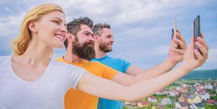 Жизнерадостные студенты на каникулах имея потеху делая фото небом назад стоковое изображение rf Жизнерадостные студенты на каникулах имея потеху делая фото небом назад стоковое изображение rf