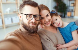 Жизнерадостные счастливые отец и ребенок матери семьи принимают selfies, фотографируют стоковое изображение Жизнерадостные счастливые отец и ребенок матери семьи принимают selfies, фотографируют стоковое изображение