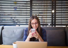 Жизнерадостный женский менеджер ища информацию на вебсайте через телефон клетки стоковое фото rf Жизнерадостный женский менеджер ища информацию на вебсайте через телефон клетки стоковое фото rf