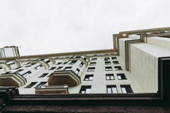 Жилой дом на портовом районе в стиле Ar Deco Светлые бежевые фасад и шпиль цвета на крыше Массивные деревянные стоковая фотография Жилой дом на портовом районе в стиле Ar Deco Светлые бежевые фасад и шпиль цвета на крыше Массивные деревянные стоковая фотография